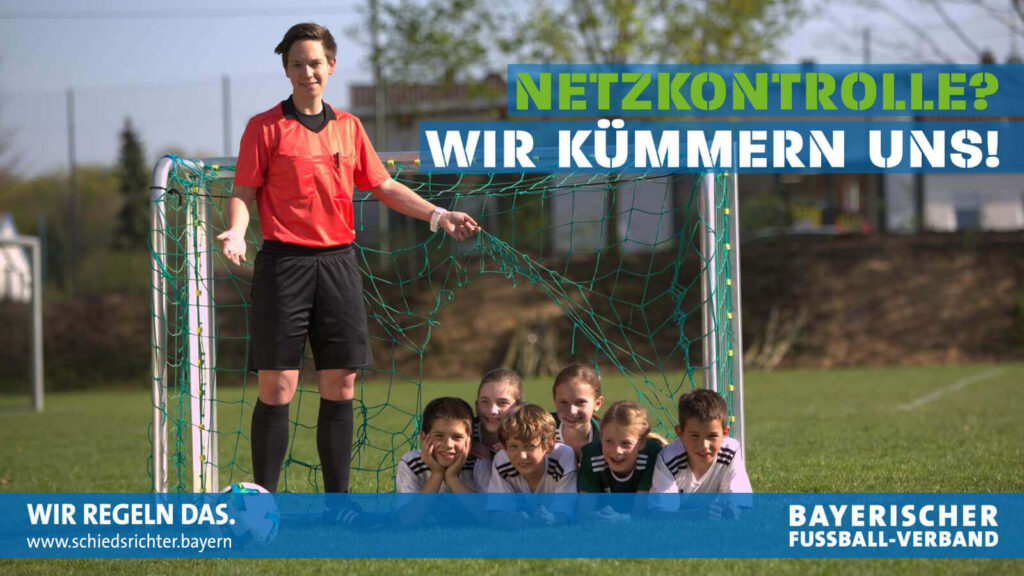 Schiedsrichter mit Kindern, die durch ein Loch im Tornetz schauen.