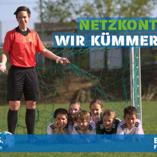 Schiedsrichter mit Kindern, die durch ein Loch im Tornetz schauen.